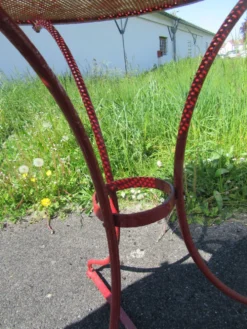 Gueridon en fer forgé ancien repeint rouge bordeaux