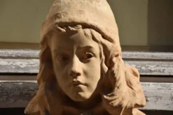 Henri Rogerol (attribué à), Jeune fille au bonnet (vers 1920)