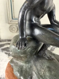 Hermès au repos, bronze Grand Tour, patine noir et verte, XIXème siècle
