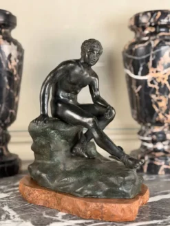 Hermès au repos, bronze Grand Tour, patine noir et verte, XIXème siècle