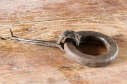 Heurtoir de porte ancien en fer forgé