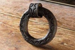 Heurtoir de porte ancien en fer forgé