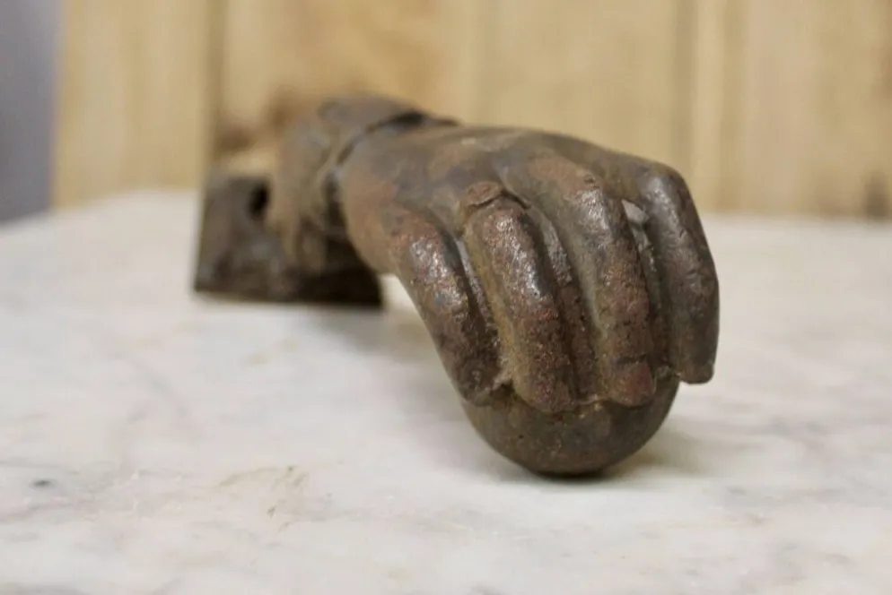 Heurtoir de porte ancien en fonte pleine à forme de main XIXème