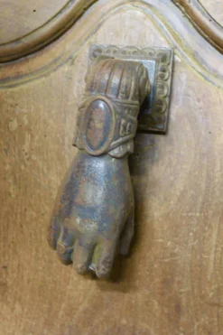 Heurtoir de porte ancien en fonte pleine à forme de main XIXème