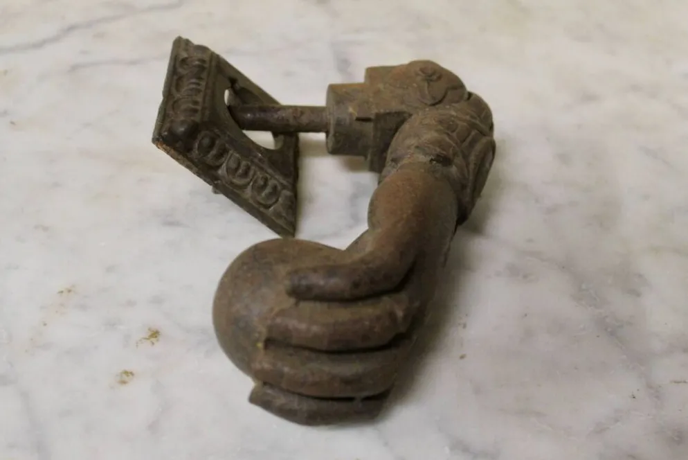 Heurtoir de porte ancien en fonte pleine à forme de main XIXème