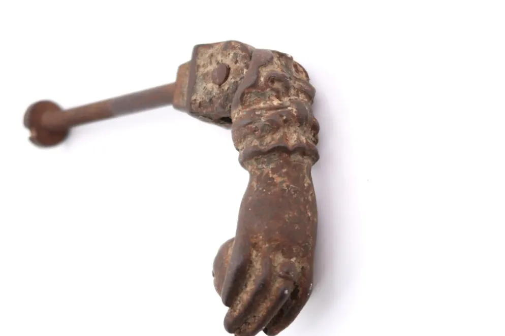 Heurtoir de porte en forme de main, années 30