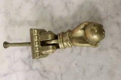 Heurtoir en bronze plein, forme de main, XIXème