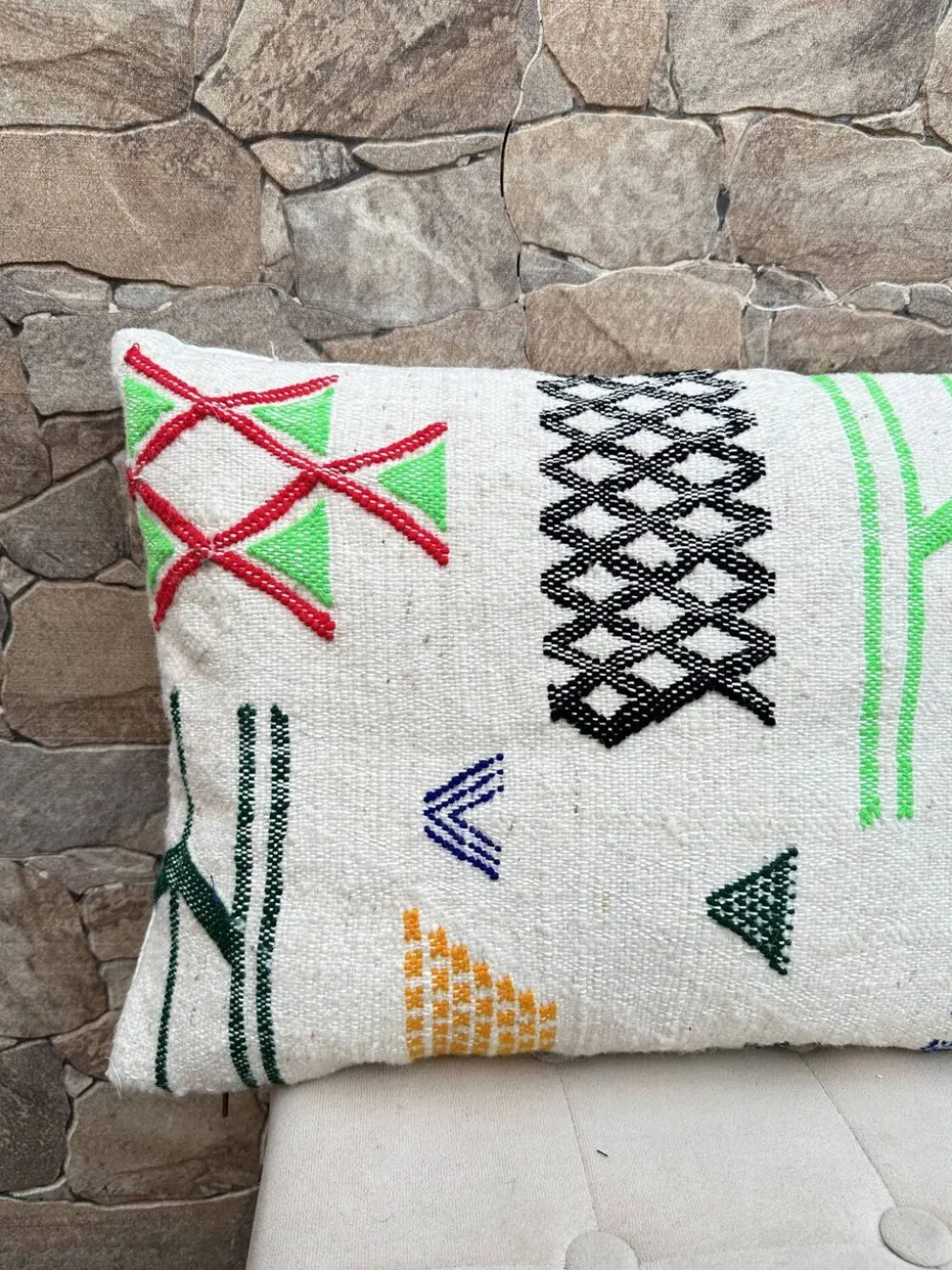 Housse de coussin artisanale marocaine en laine berbère