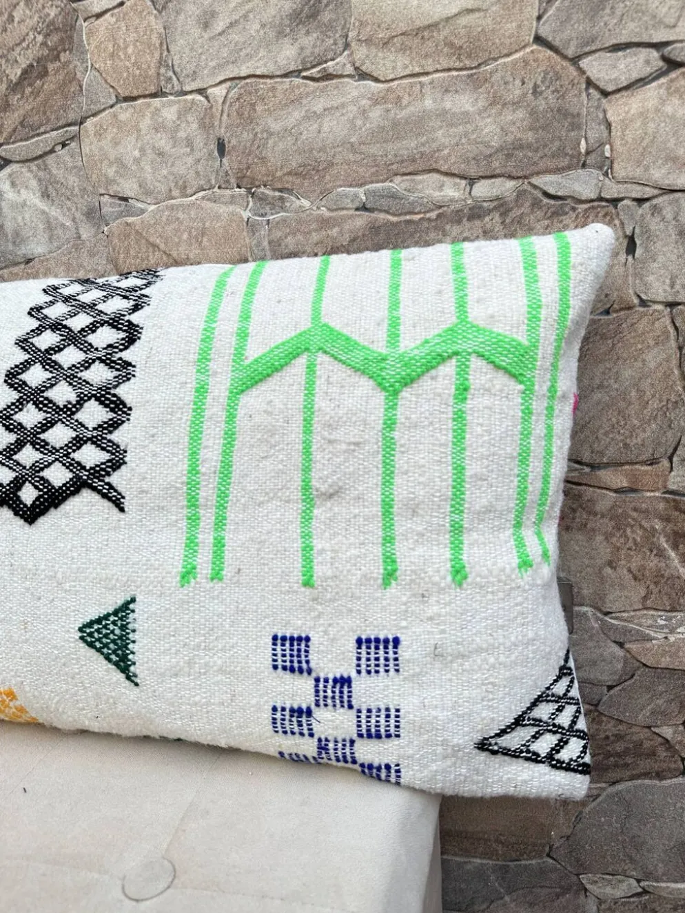Housse de coussin artisanale marocaine en laine berbère