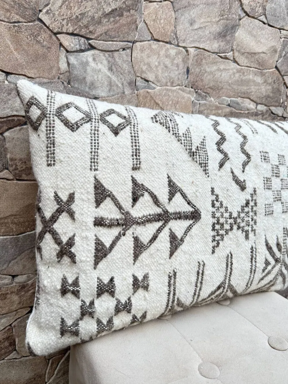 Housse de coussin artisanale en laine berbère : Coussin Kilim marocain