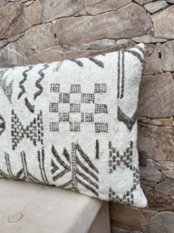 Housse de coussin artisanale en laine berbère : Coussin Kilim marocain