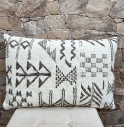 Housse de coussin artisanale en laine berbère : Coussin Kilim marocain