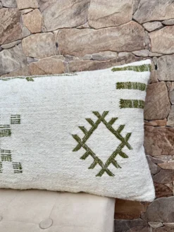 Housse de coussin artisanale en laine berbère : Coussin Kilim marocain