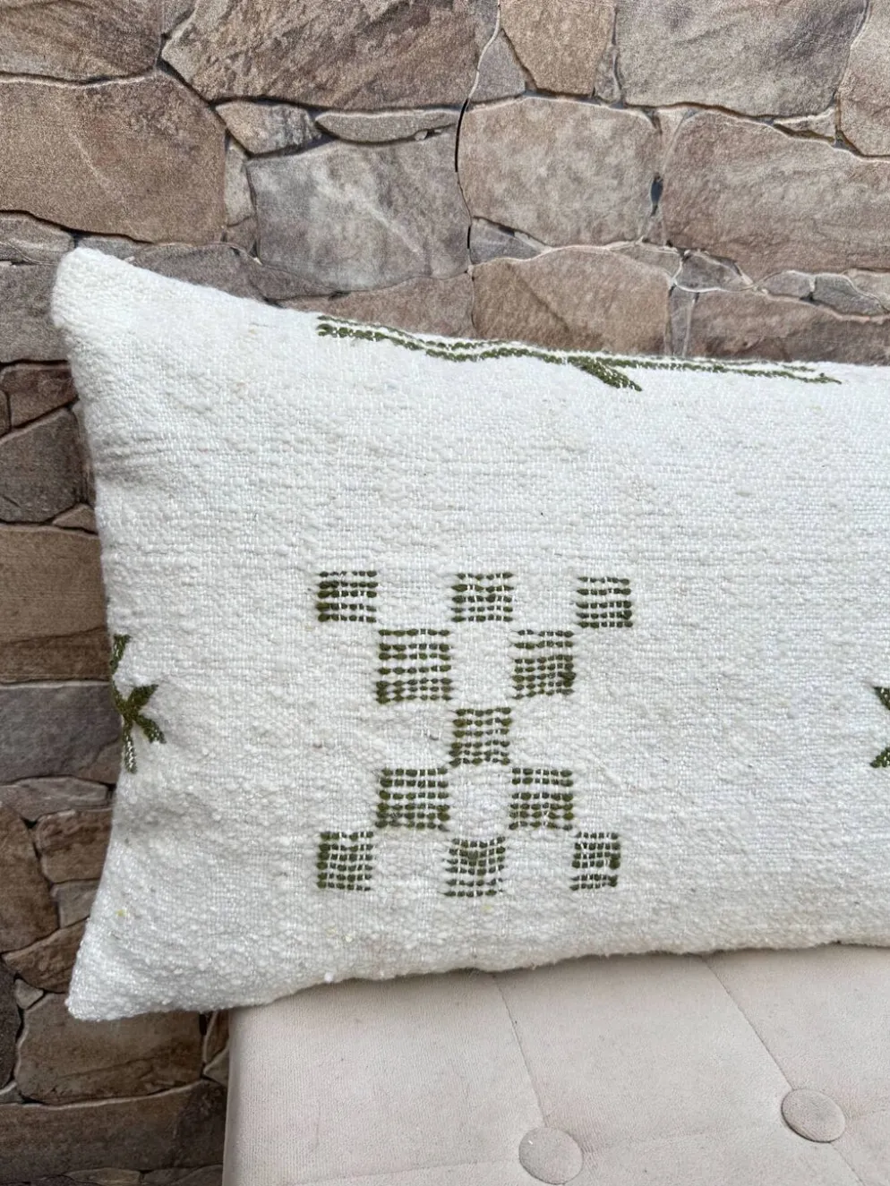 Housse de coussin artisanale en laine berbère : Coussin Kilim marocain