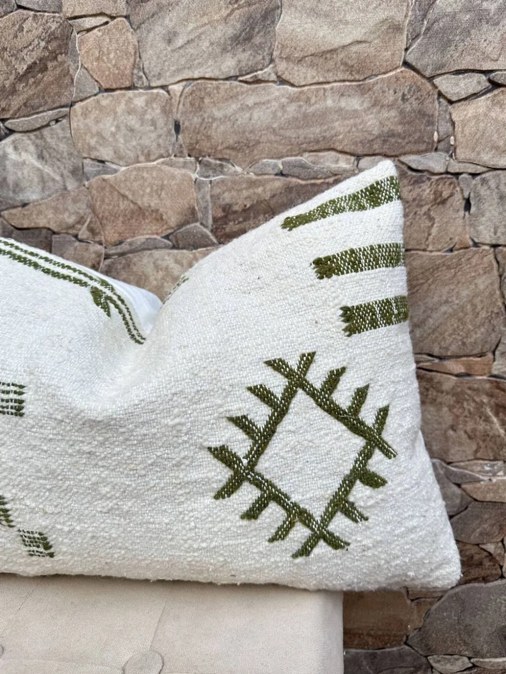 Housse de coussin artisanale en laine berbère : Coussin Kilim marocain