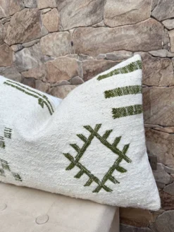 Housse de coussin artisanale en laine berbère : Coussin Kilim marocain