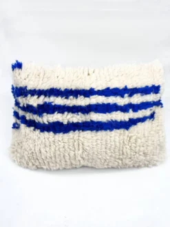 Housse de coussin berbère marocain Azilal écru à motifs bleu majorelle 60x4