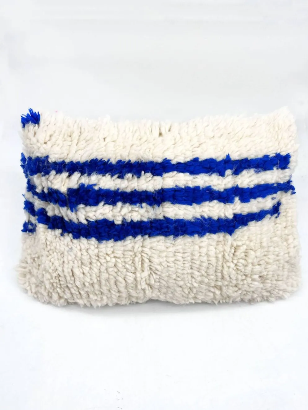 Housse de coussin berbère marocain Azilal écru à motifs bleu majorelle 60x4