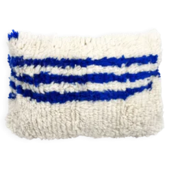 Housse de coussin berbère marocain Azilal écru à motifs bleu majorelle 60x4
