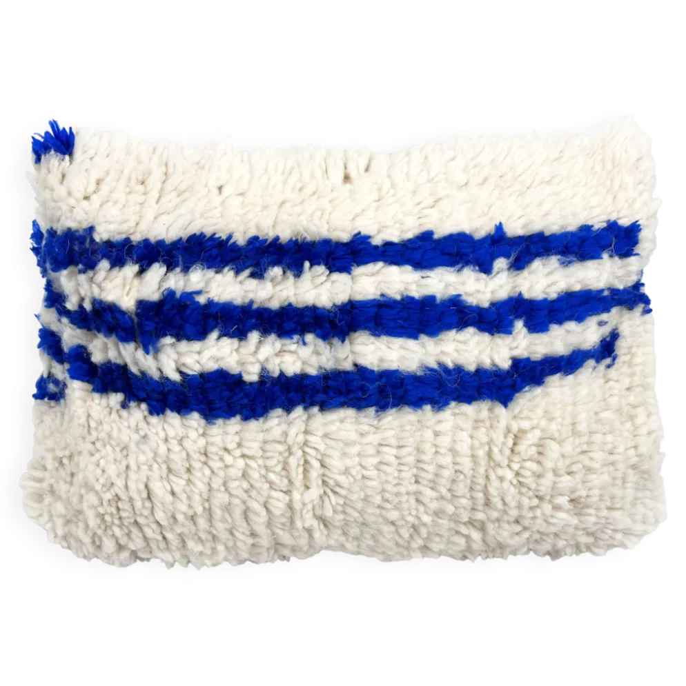 Housse de coussin berbère marocain Azilal écru à motifs bleu majorelle 60x4