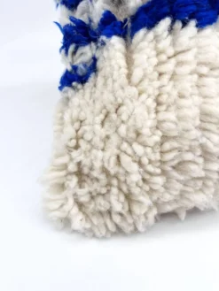 Housse de coussin berbère marocain Azilal écru à motifs bleu majorelle 60x4