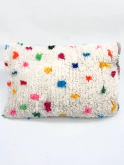 Housse de coussin berbère marocain beni Ouarain à pois colorés 60x40cm