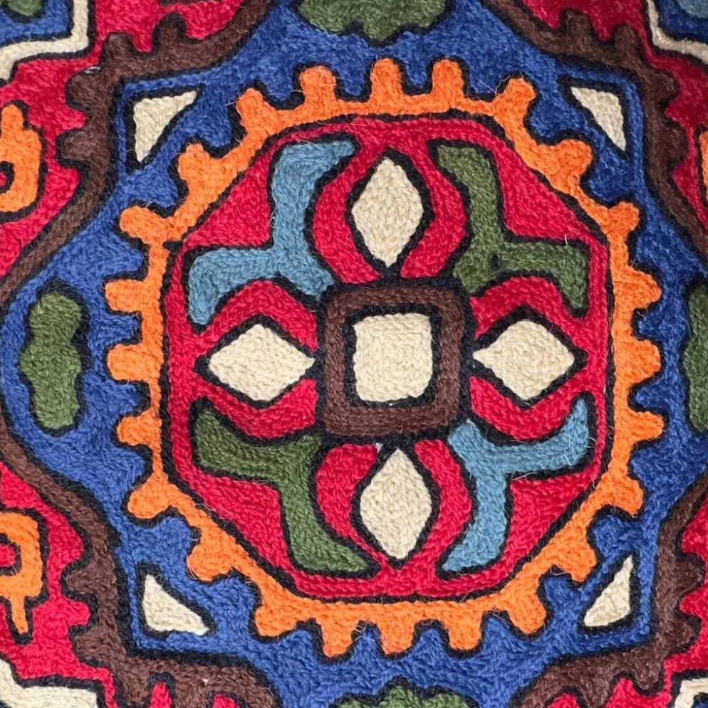 Housse de coussin brodée main en laine, motif géométrique tribal 40 x 40