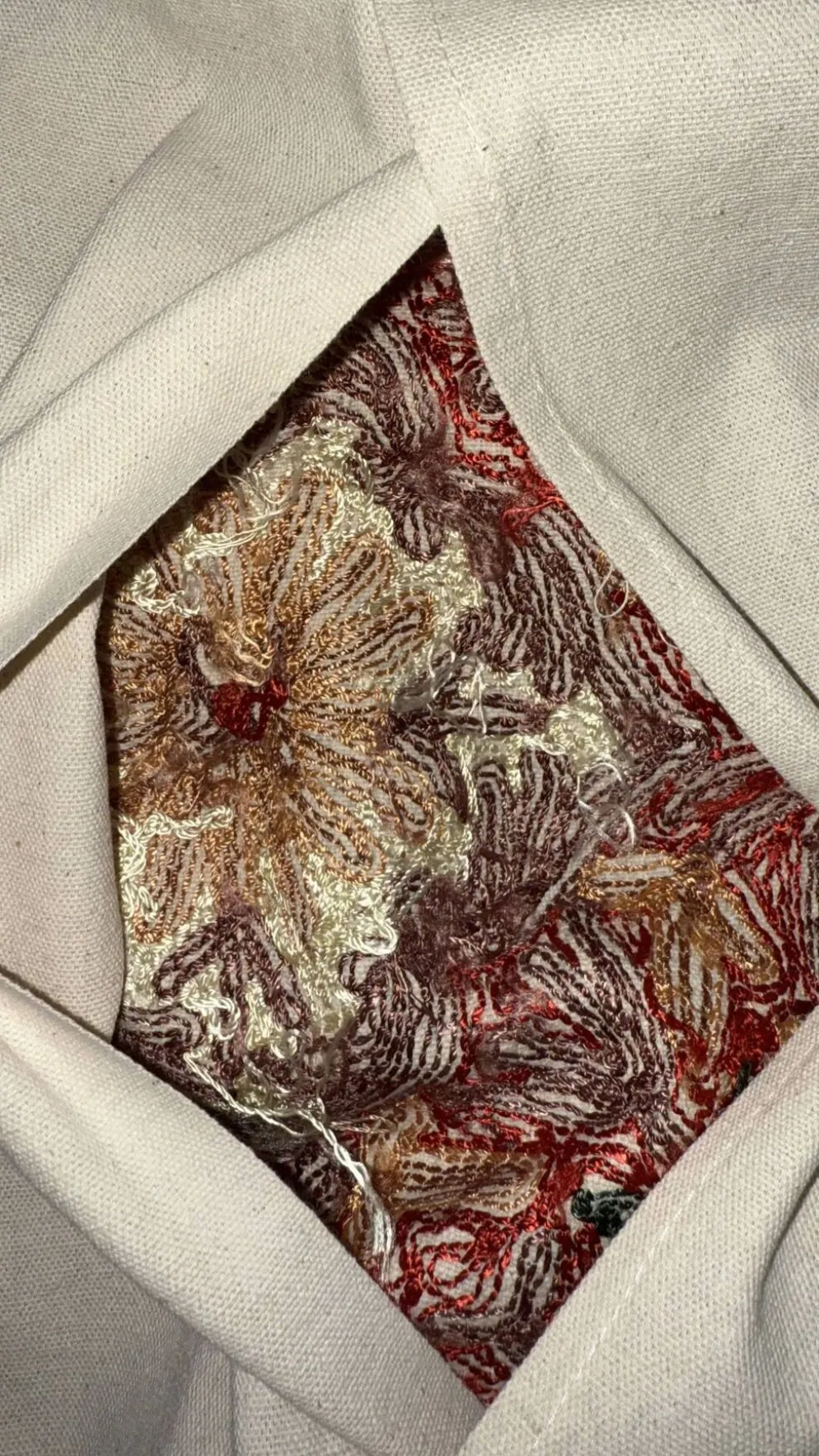 Housse de coussin brodée main en soie du Cachemire motif médaillon 40x40 cm