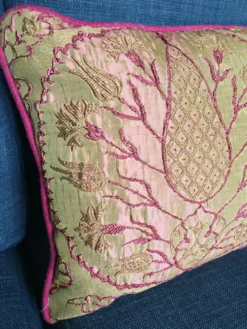 Housse de coussin décorative en brocart avec des motifs ottomans turcs du 16ème siècle.