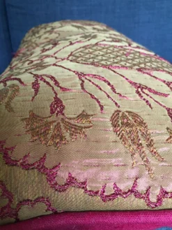 Housse de coussin décorative en brocart avec des motifs ottomans turcs du 16ème siècle.