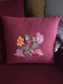 Housse de coussin en lainé 40 x 40cm - Motif floral brodé