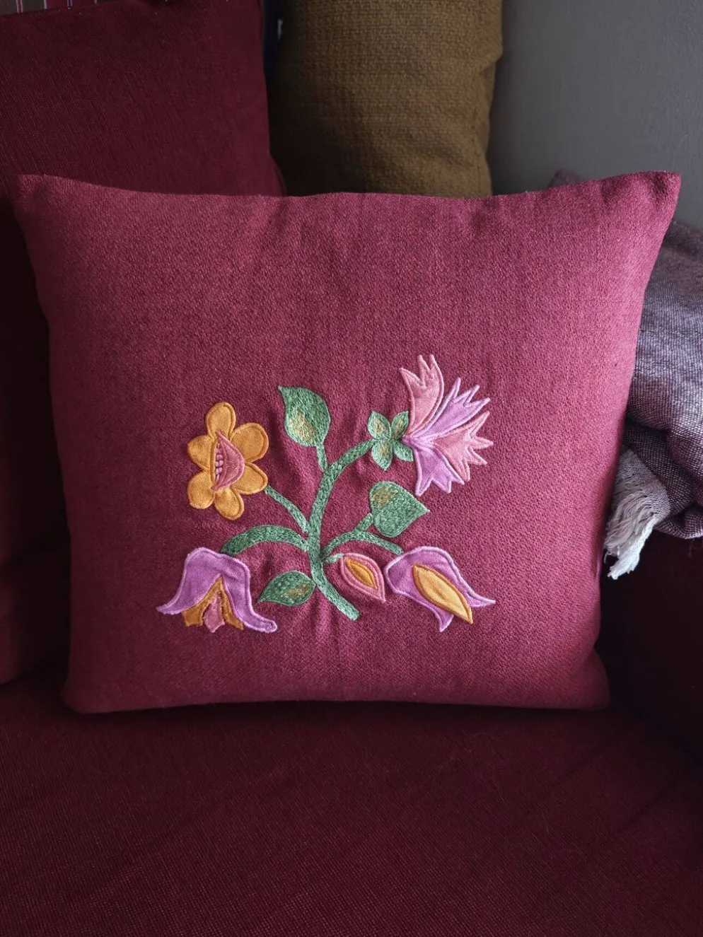 Housse de coussin en lainé 40 x 40cm - Motif floral brodé