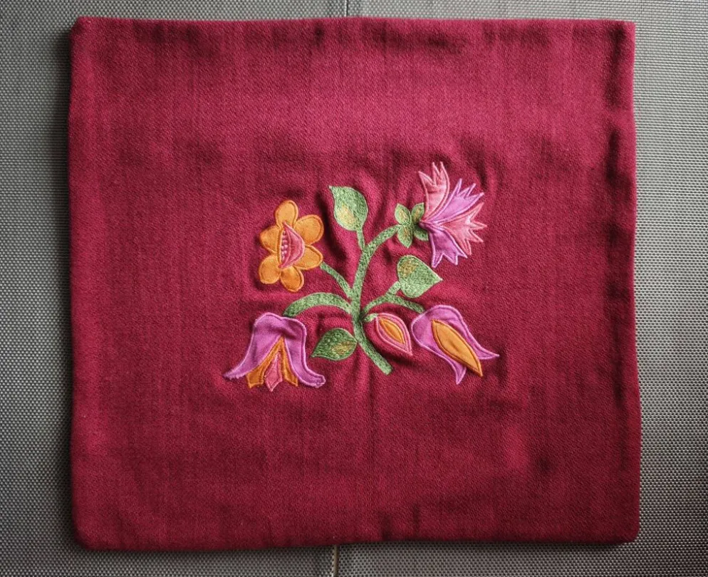 Housse de coussin en lainé 40 x 40cm - Motif floral brodé
