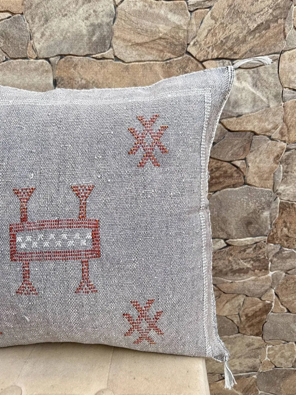 Housse de coussin en soie cactus gris : Coussin marocain tissé à la main