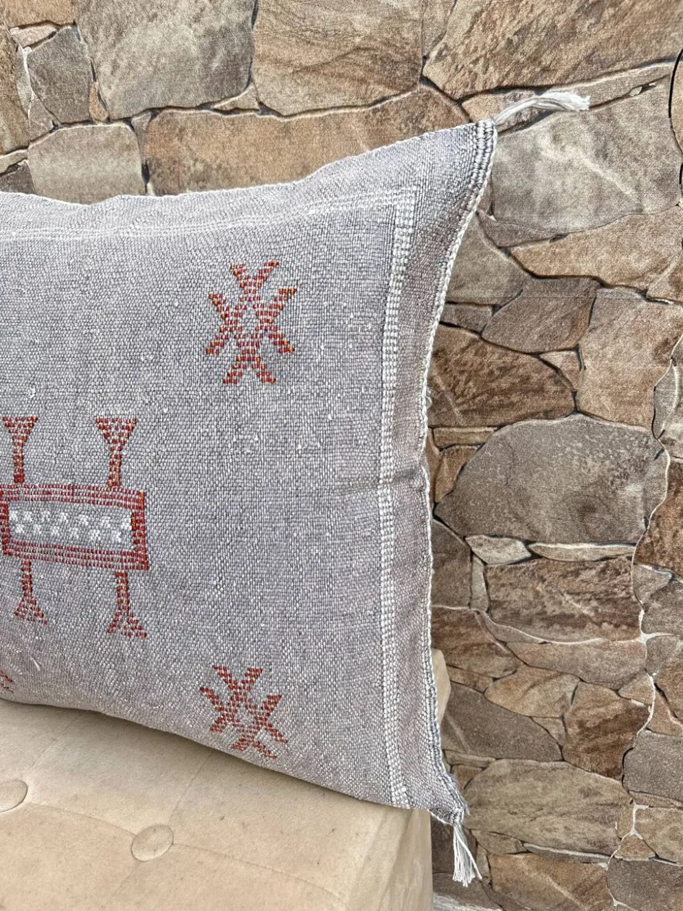 Housse de coussin en soie cactus gris : Coussin marocain tissé à la main