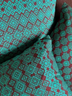 Housse de coussin Kachin bordeaux et turquoise (RIDA)