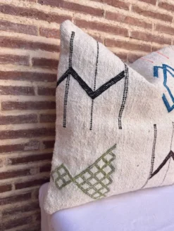 Housse de coussin marocaine blanche faite à la main (45 x 45 cm)