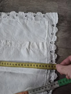 Housse de coussin oreiller vintage demi-rond blanche brodée – Années 60, mo