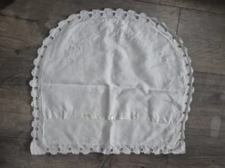 Housse de coussin oreiller vintage demi-rond blanche brodée – Années 60, mo