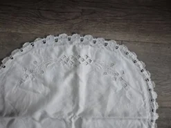 Housse de coussin oreiller vintage demi-rond blanche brodée – Années 60, mo