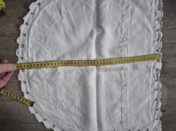 Housse de coussin oreiller vintage demi-rond blanche brodée – Années 60, mo
