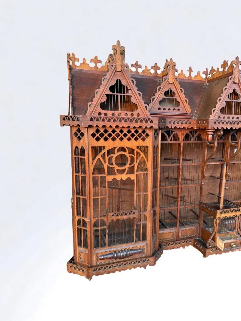 Importante cage à oiseaux - volière figurant une maison début xxème l 158 cm