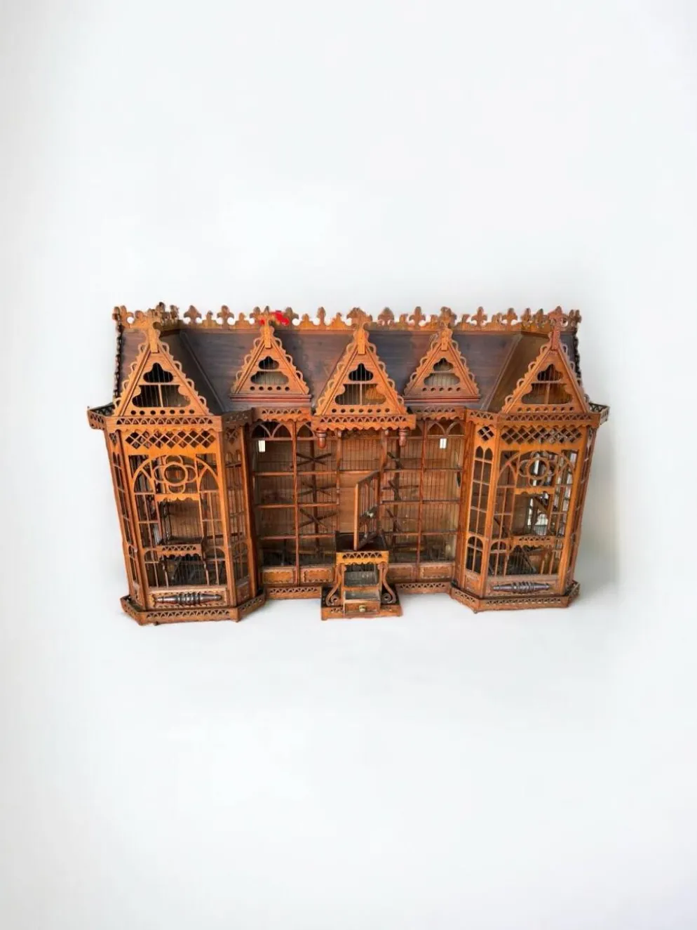 Importante cage à oiseaux - volière figurant une maison début xxème l 158 cm