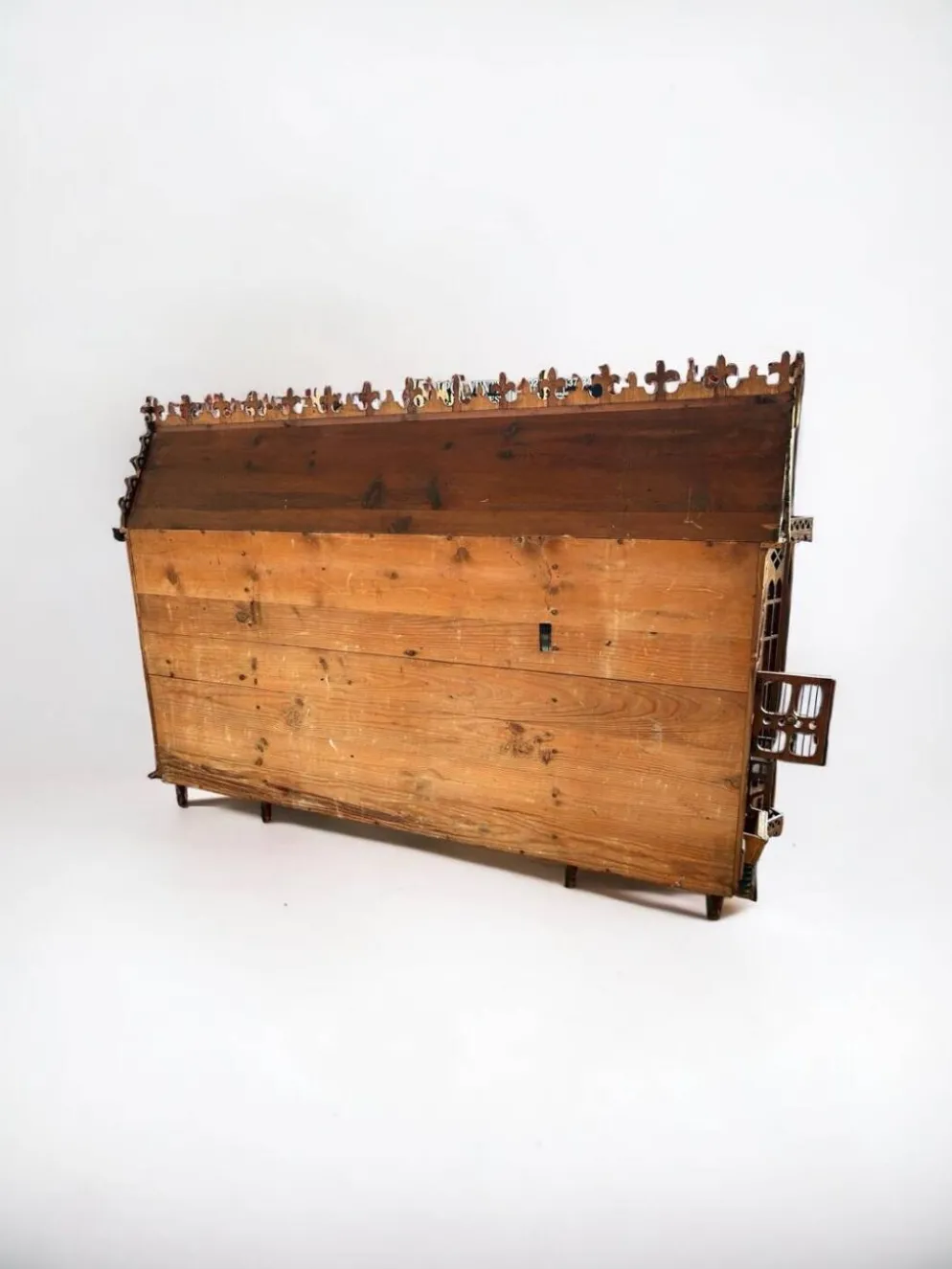 Importante cage à oiseaux - volière figurant une maison début xxème l 158 cm