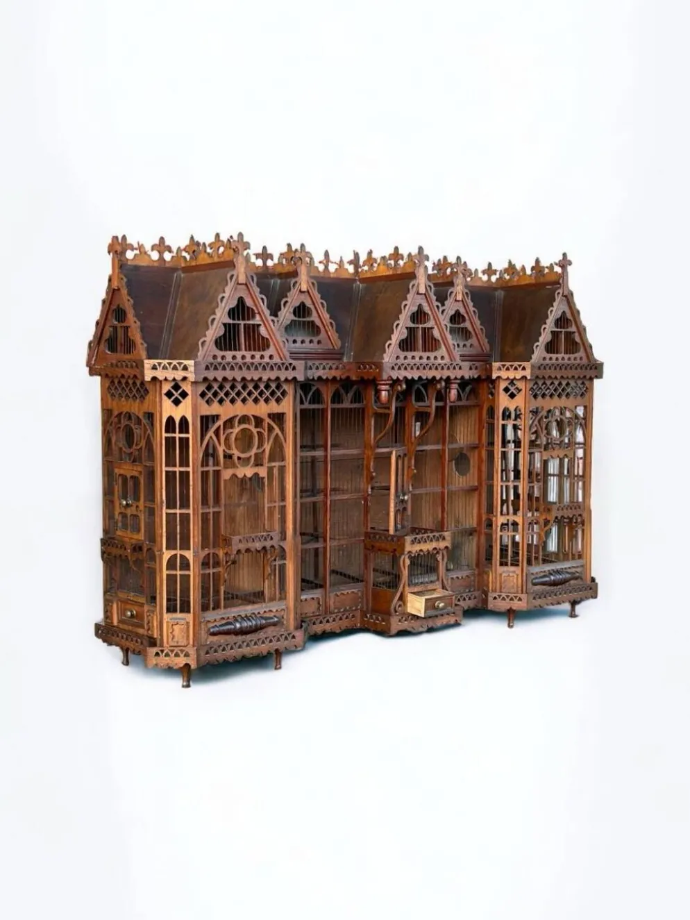 Importante cage à oiseaux - volière figurant une maison début xxème l 158 cm