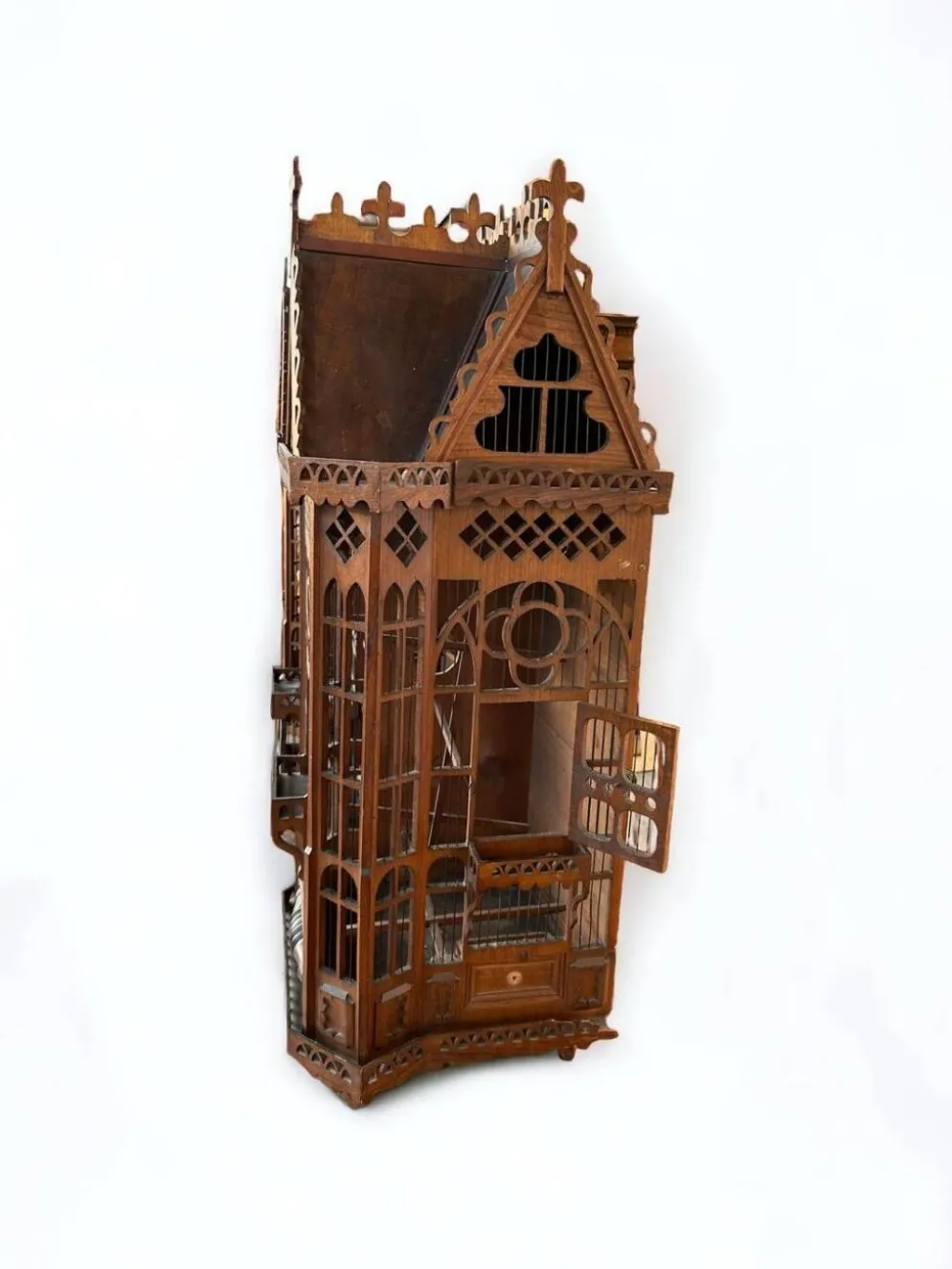 Importante cage à oiseaux - volière figurant une maison début xxème l 158 cm