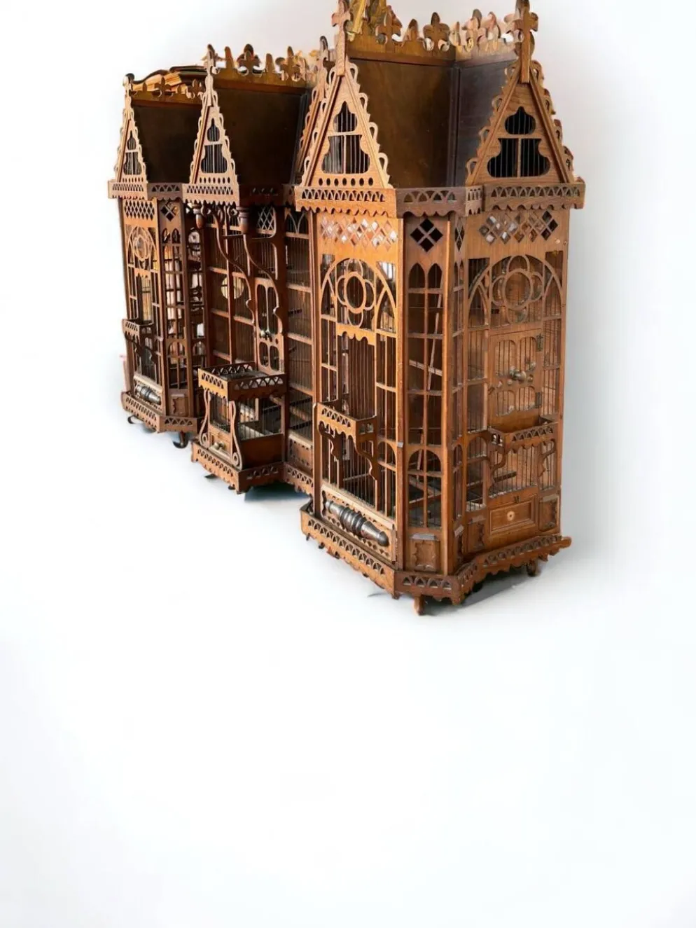 Importante cage à oiseaux - volière figurant une maison début xxème l 158 cm