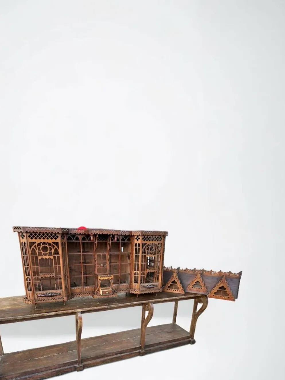 Importante cage à oiseaux - volière figurant une maison début xxème l 158 cm