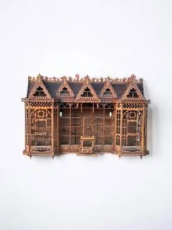 Importante cage à oiseaux - volière figurant une maison début xxème l 158 cm