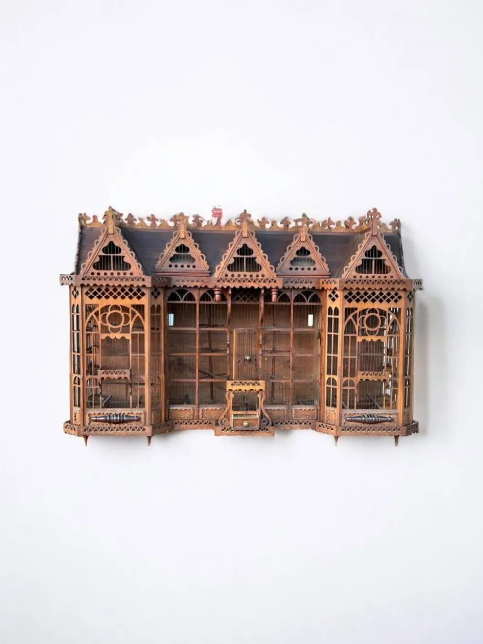 Importante cage à oiseaux - volière figurant une maison début xxème l 158 cm